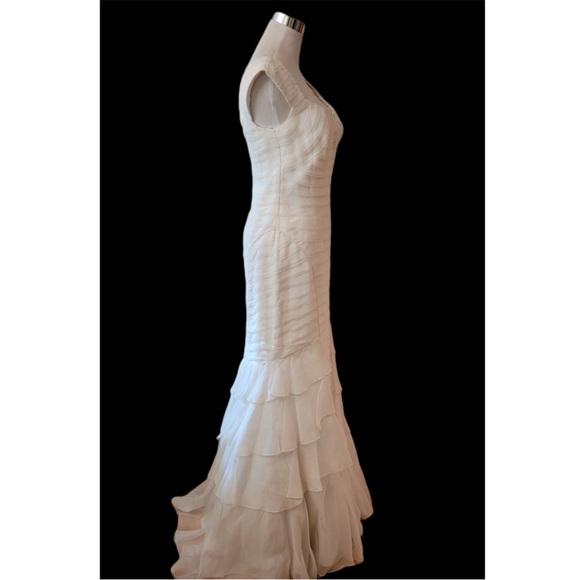 Flattering wedding gown by Theia - Picture 4 of 12